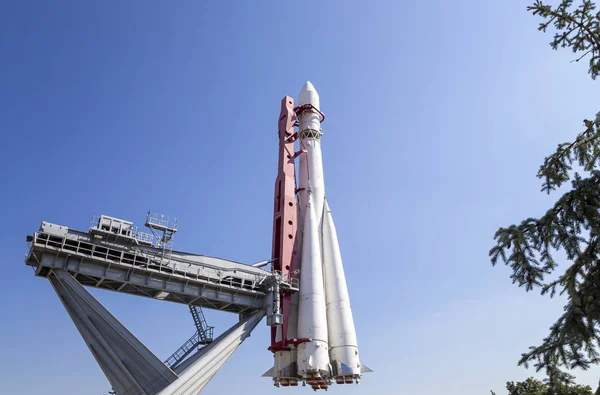 Uzay gemisi Vostok (ilk Sovyet roket anıtı) Moskova'da Vdnkh parkta gösterildi, Rusya. Vdnh büyük bir şehir parkı, sergi merkezi ve eğlence parkı, popüler turistik dönüm noktası   