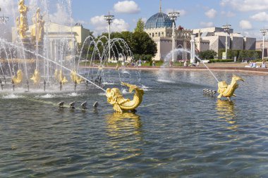 Moskova, Rusya - 23 Ağustos 2019: Milletlerin Çeşme Dostluğu(1951-54, Mimarlar K. Topuridze ve G. Konstantinovsky tarafından çeşme projesi) - Vdnkh (All-Russia Exhibition Centre), Moskova, Rusya   