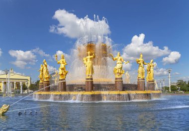 Moskova, Rusya - 23 Ağustos 2019: Milletlerin Çeşme Dostluğu(1951-54, Mimarlar K. Topuridze ve G. Konstantinovsky tarafından çeşme projesi) - Vdnkh (All-Russia Exhibition Centre), Moskova, Rusya   