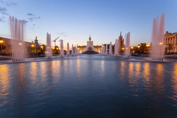 喷泉在 Vdnkh 在莫斯科的石花 Vdnkh 也称全俄展览中心 是永久通用贸易展在莫斯科 俄罗斯 — 图库照片