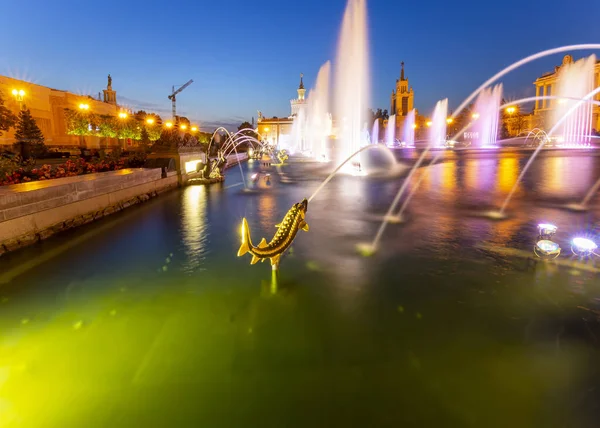 喷泉在 Vdnkh 在莫斯科的石花 Vdnkh 也称全俄展览中心 是永久通用贸易展在莫斯科 俄罗斯 — 图库照片
