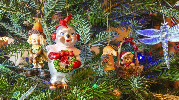 Красивая Елка Декоративными Рождественскими Игрушками — стоковое фото
