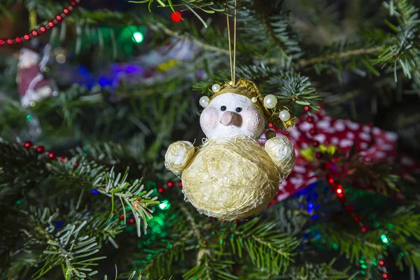 Schöner Weihnachtsbaum Mit Dekorativem Weihnachtsspielzeug — Stockfoto