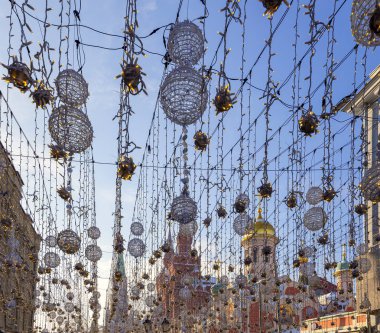 Moskova Kremlin yakınlarındaki Nikolskaya Caddesi'nde Noel (Yeni Yıl tatili) aydınlatma, Rusya   
