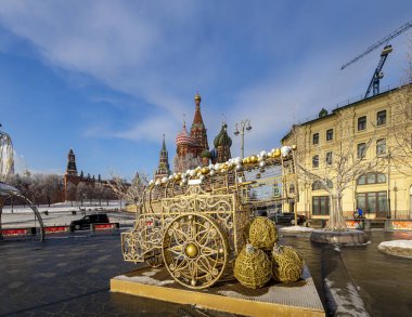Moskova, Rusya - 24 Ocak 2019: Zaryadye Parkı'nda Noel dekorasyonu- Moskova'da Kızıl Meydan yakınında bulunan şehir parkı, Rusya. Noel Yolculuğu, Rusça Moskova mevsim-yazıt