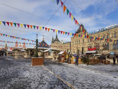 Moskova, Rusya - 24 Ocak 2019: Noel ve Yeni Yıl tatili dekorasyonu, Moskova'daki Kızıl Meydan, Rusya 