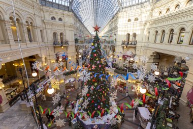Moskova, Rusya - 24 Ocak 2019: Noel (Yeni Yıl tatili) dekorasyonU Main Universal Store (Gum), Moskova Kızıl Meydan, Rusya. 