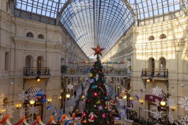 Moskova, Rusya - 24 Ocak 2019: Noel (Yeni Yıl tatili) dekorasyonU Main Universal Store (Gum), Moskova Kızıl Meydan, Rusya. 
