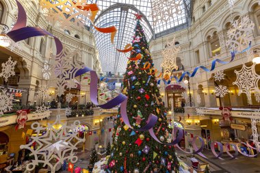 Moskova, Rusya - 24 Ocak 2019: Noel (Yeni Yıl tatili) dekorasyonU Main Universal Store (Gum), Moskova Kızıl Meydan, Rusya. 