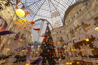 Moskova, Rusya - 24 Ocak 2019: Noel (Yeni Yıl tatili) dekorasyonU Main Universal Store (Gum), Moskova Kızıl Meydan, Rusya. 