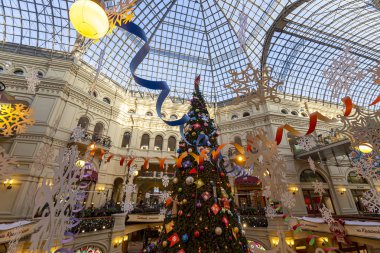 Moskova, Rusya - 24 Ocak 2019: Noel (Yeni Yıl tatili) dekorasyonU Main Universal Store (Gum), Moskova Kızıl Meydan, Rusya. 