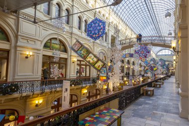 Moskova, Rusya - 24 Ocak 2019: Noel (Yeni Yıl tatili) dekorasyonU Main Universal Store (Gum), Moskova Kızıl Meydan, Rusya. 