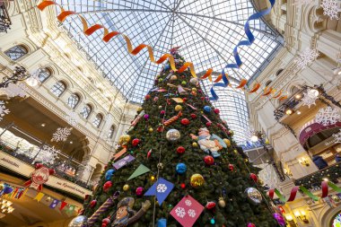 Moskova, Rusya - 24 Ocak 2019: Noel (Yeni Yıl tatili) dekorasyonU Main Universal Store (Gum), Moskova Kızıl Meydan, Rusya. 