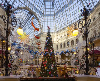 Moskova, Rusya - 24 Ocak 2019: Noel (Yeni Yıl tatili) dekorasyonU Main Universal Store (Gum), Moskova Kızıl Meydan, Rusya. 