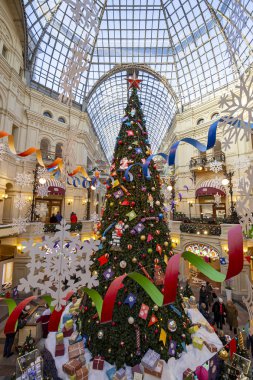 Moskova, Rusya - 24 Ocak 2019: Noel (Yeni Yıl tatili) dekorasyonU Main Universal Store (Gum), Moskova Kızıl Meydan, Rusya. 