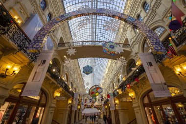 Moskova, Rusya - 24 Ocak 2019: Noel (Yeni Yıl tatili) dekorasyonU Main Universal Store (Gum), Moskova Kızıl Meydan, Rusya. 