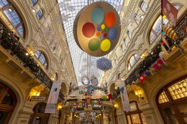 Moskova, Rusya - 24 Ocak 2019: Noel (Yeni Yıl tatili) dekorasyonU Main Universal Store (Gum), Moskova Kızıl Meydan, Rusya. 