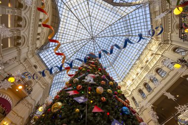 Moskova, Rusya - 24 Ocak 2019: Noel (Yeni Yıl tatili) dekorasyonU Main Universal Store (Gum), Moskova Kızıl Meydan, Rusya. 