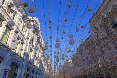 Moskova, Rusya - 24 Ocak 2019: Moskova Kremlin yakınlarındaki Nikolskaya Caddesi'nde Noel (Yeni Yıl tatili) aydınlatması, Rusya   