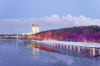 Christmas (yeni yıl tatilleri) dekorasyon (gece), Moskova'da Rusya--Andreevskaya (Andreevsky) dolgu   