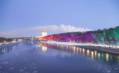 Christmas (yeni yıl tatilleri) dekorasyon (gece), Moskova'da Rusya--Andreevskaya (Andreevsky) dolgu   