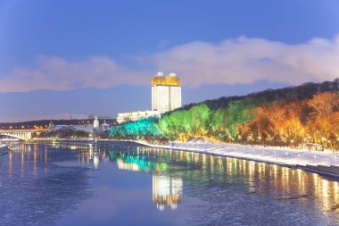 Christmas (yeni yıl tatilleri) dekorasyon (gece), Moskova'da Rusya--Andreevskaya (Andreevsky) dolgu   