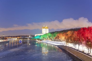 Christmas (yeni yıl tatilleri) dekorasyon (gece), Moskova'da Rusya--Andreevskaya (Andreevsky) dolgu   