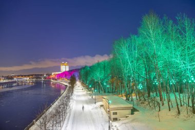 Christmas (yeni yıl tatilleri) dekorasyon (gece), Moskova'da Rusya--Andreevskaya (Andreevsky) dolgu   
