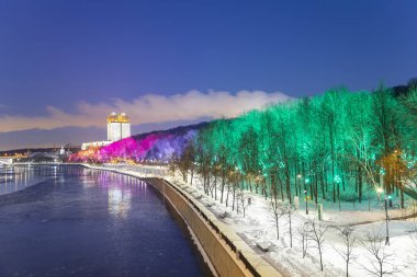 Christmas (yeni yıl tatilleri) dekorasyon (gece), Moskova'da Rusya--Andreevskaya (Andreevsky) dolgu   
