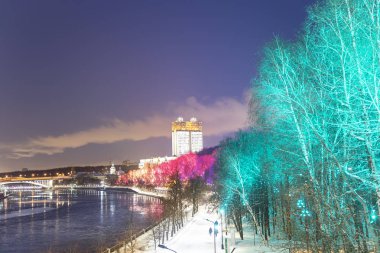 Christmas (yeni yıl tatilleri) dekorasyon (gece), Moskova'da Rusya--Andreevskaya (Andreevsky) dolgu   