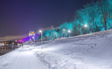 Christmas (yeni yıl tatilleri) dekorasyon (gece), Moskova'da Rusya--Andreevskaya (Andreevsky) dolgu   