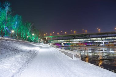 Christmas (yeni yıl tatilleri) dekorasyon (gece), Moskova'da Rusya--Andreevskaya (Andreevsky) dolgu   