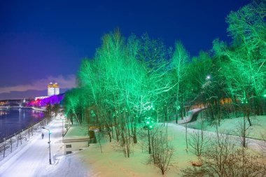 Christmas (yeni yıl tatilleri) dekorasyon (gece), Moskova'da Rusya--Andreevskaya (Andreevsky) dolgu   