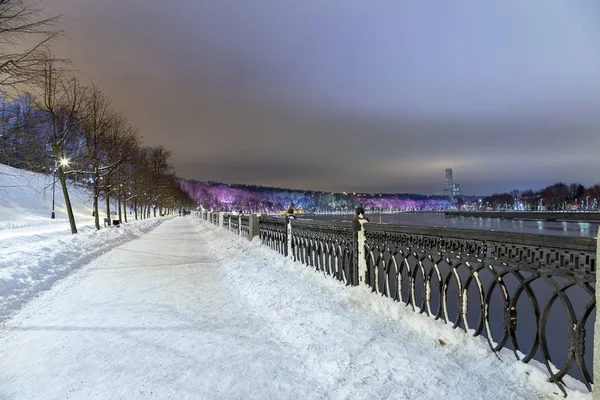 Christmas (yeni yıl tatilleri) dekorasyon (gece) Moskova, Rusya - Moskova Nehri Vorobyovskaya çıkabilir ve serçe tepeleri (Vorobyovy kanlı)   