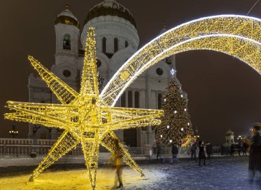 Christmas (yeni yıl tatilleri) dekorasyon (gece), Moskova'da Rusya--Mesih İsa Katedrali yakınındaki   