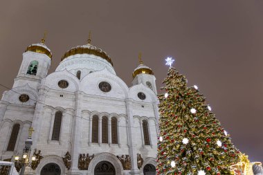 Christmas (yeni yıl tatilleri) dekorasyon (gece), Moskova'da Rusya--Mesih İsa Katedrali yakınındaki   