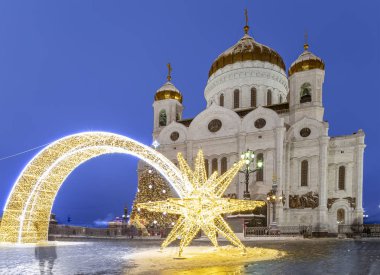 Christmas (yeni yıl tatilleri) dekorasyon (gece), Moskova'da Rusya--Mesih İsa Katedrali yakınındaki   