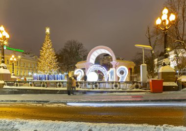 Moskova, Rusya - 04 Ocak 2019: Moskova'da Noel (Yeni Yıl tatili) dekorasyonu (gece), Rusya-- kropotkinskaya metro istasyonunun yakınındaki şehir merkezi 