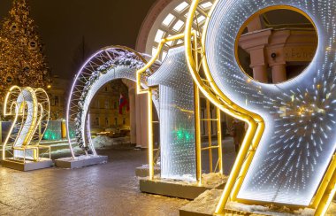 Moskova, Rusya - 04 Ocak 2019: Moskova'da Noel (Yeni Yıl tatili) dekorasyonu (gece), Rusya-- kropotkinskaya metro istasyonunun yakınındaki şehir merkezi 