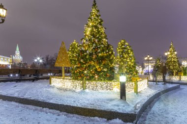 Christmas (yeni yıl tatilleri) dekorasyon (gece) Moskova, Rusya - modacı Meydanı Kremlin  
