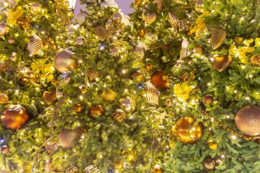 Dekoratif chritmas oyuncaklar ile güzel Noel ağacı