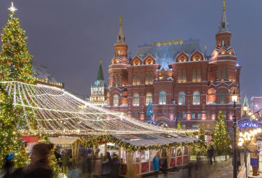 Moskova, Rusya - 12 Ocak 2019: Christmas (yeni yıl tatilleri) dekorasyon (gece) Moskova, Rusya - modacı Meydanı Kremlin  