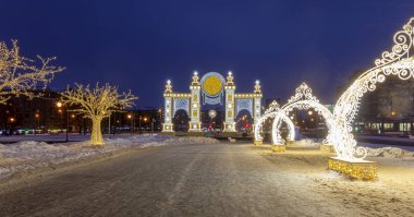 Vernadskogo Prospekt 'teki Büyük Moskova Sirki' nin yakınındaki Moskova 'da Noel (yeni yıl) dekorasyonu. 