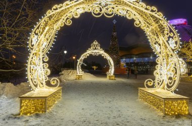Vernadskogo Prospekt 'teki Büyük Moskova Sirki' nin yakınındaki Moskova 'da Noel (yeni yıl) dekorasyonu. 