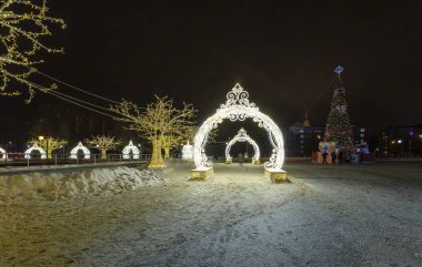 Vernadskogo Prospekt 'teki Büyük Moskova Sirki' nin yakınındaki Moskova 'da Noel (yeni yıl) dekorasyonu. 