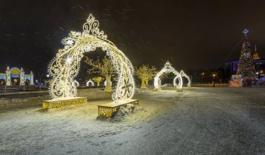 Vernadskogo Prospekt 'teki Büyük Moskova Sirki' nin yakınındaki Moskova 'da Noel (yeni yıl) dekorasyonu. 