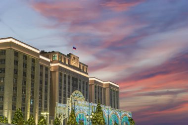 Gece Noel ve Yeni Yıl tatili aydınlatma, Moskova, Rusya - Rusya Federasyonu Federal Meclisi Devlet Duma Binası