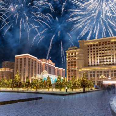 Göklerde patlayan kutlama renkli havai fişek.