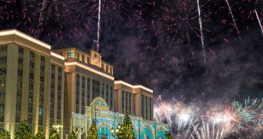 Göklerde patlayan kutlama renkli havai fişek.