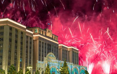 Göklerde patlayan kutlama renkli havai fişek.